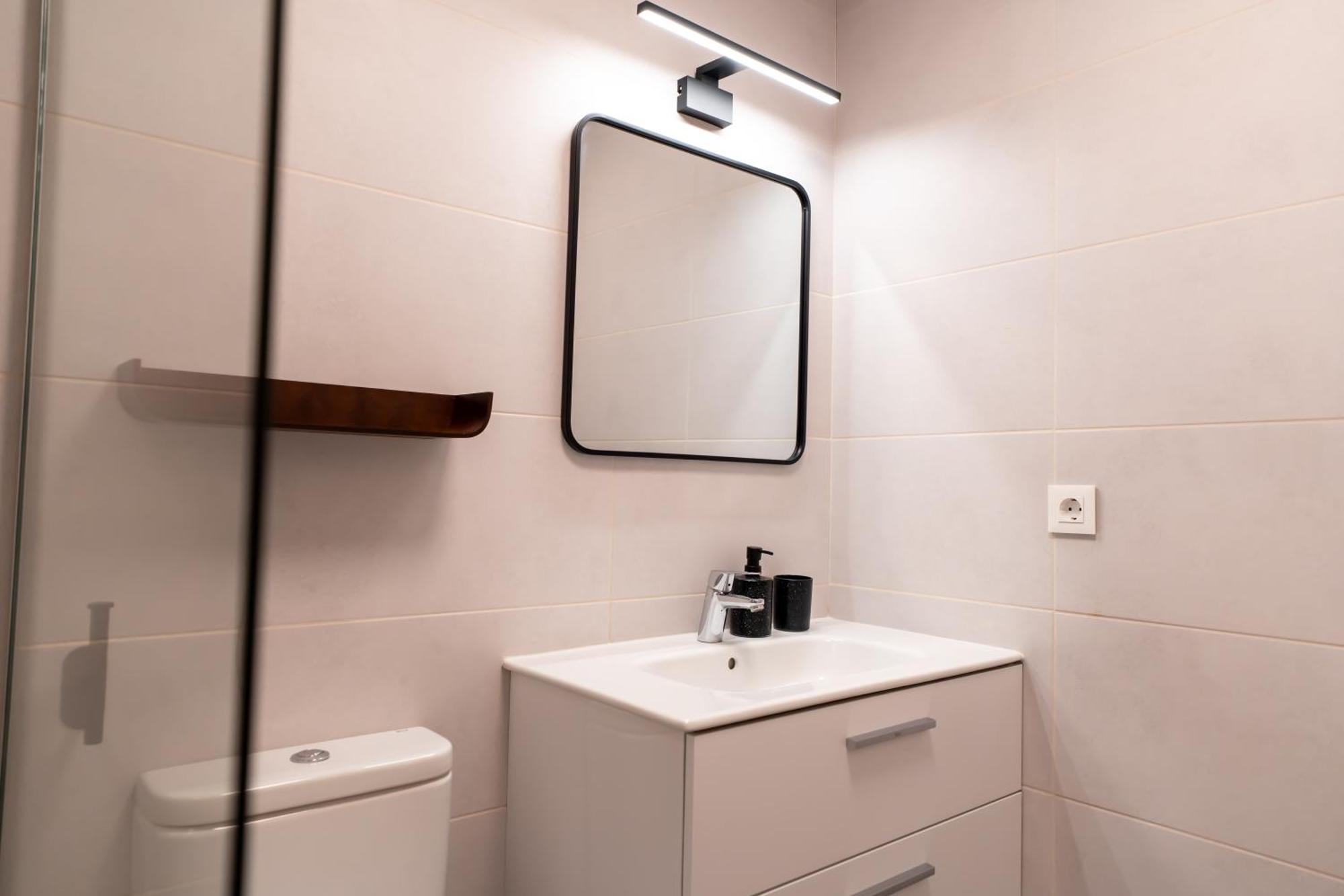Beautiful 2-bedroom Near Center And Appartement *